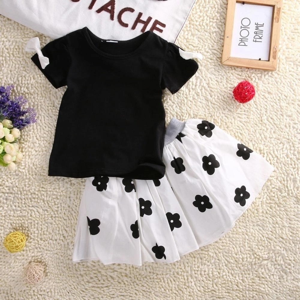 Monotone Flower Clothes Set